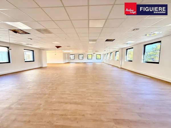 Bureaux 701 m² 