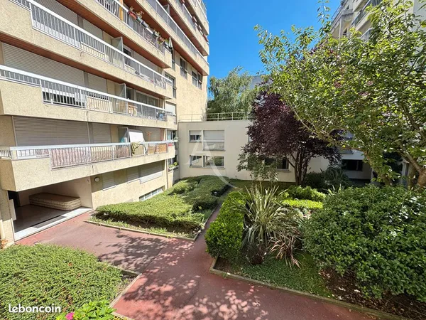 Studio 1 pièce 24 m² 