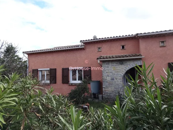 Charmante Maison Familiale de 5 Pièces avec Terrasse et Garage à Bagard 