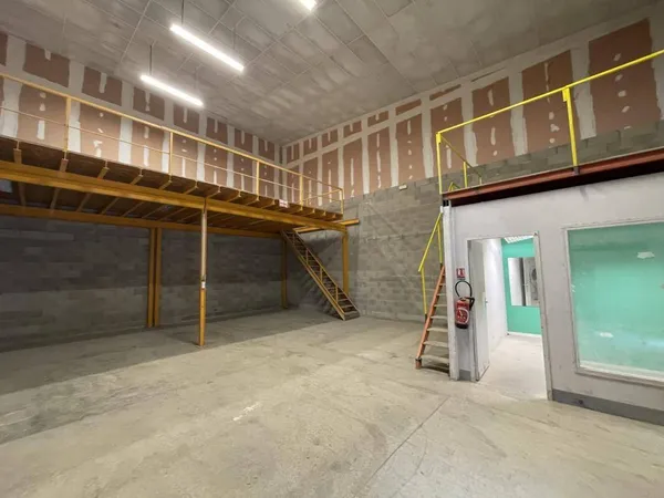 Local d'activité 795 m² 