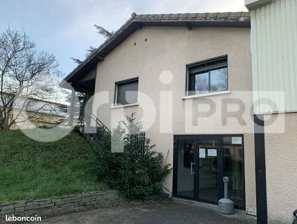 Bureau 1 pièce 198 m² 