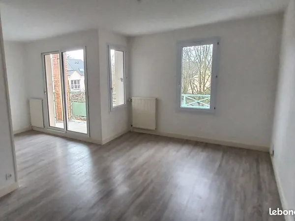 À LOUER - T3 lumineux 63 m² calme avec box fermé, centre Chantepie (Mairie) 