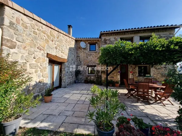 Propriete, deux maisons, des annexes, des terrains, etang