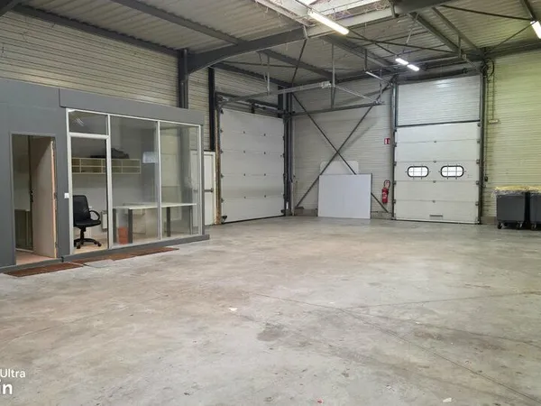 Atelier 555 m² DOMONT 