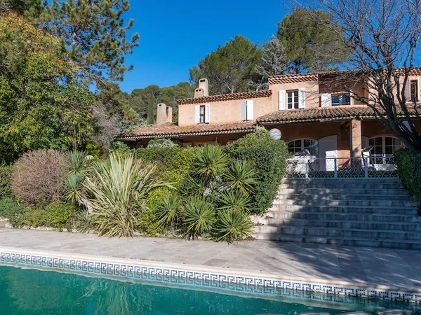 Maison 8 pièces 384 m² 