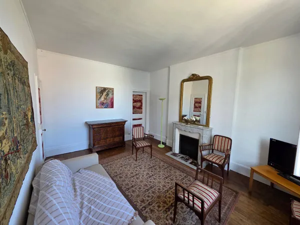 Loue appartement ancien et meublé 