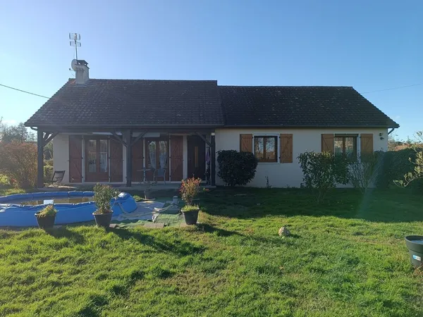 Maison 102 m2 avec double garage et 2300m2 de terrain. 