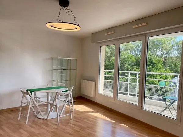 Appartement T3 meublé avec balcon et parking aux Chartrons 