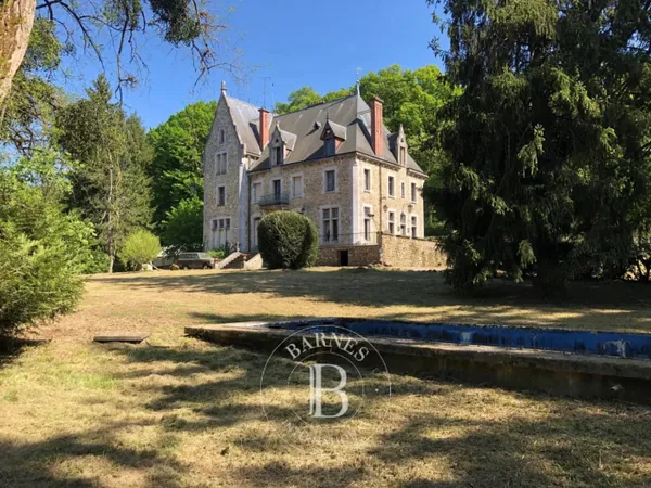Sermaise, manoir de 485m2 habitables sur 20 hectares. 