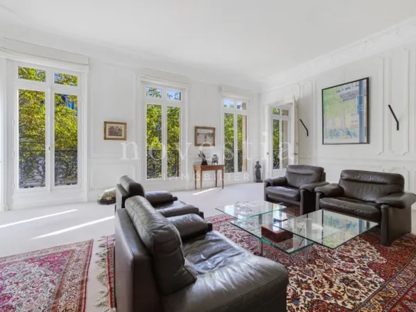 Appartement de 5 pièces de 201,60 m² + chambre 