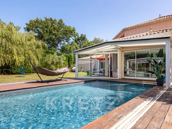 Maison de 196m2 au coeur d'un jardin arboré avec piscine. 