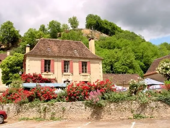 Gelegen aan de rivieren in de oude haven van een van de mooiste stadjes van de Dordogne ligt dit pra