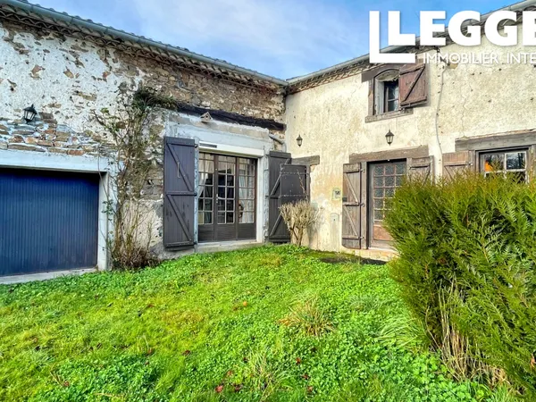 Charmante maison en pierre de 3 chambres avec garage attenant et jardin. Située dans un hameau 