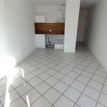 Studio 3 pièces 23 m² 