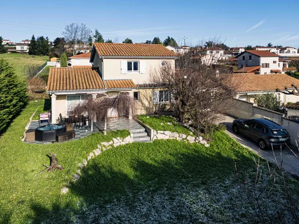 Maison de 156m2 avec terrain de 900m2 clos. 