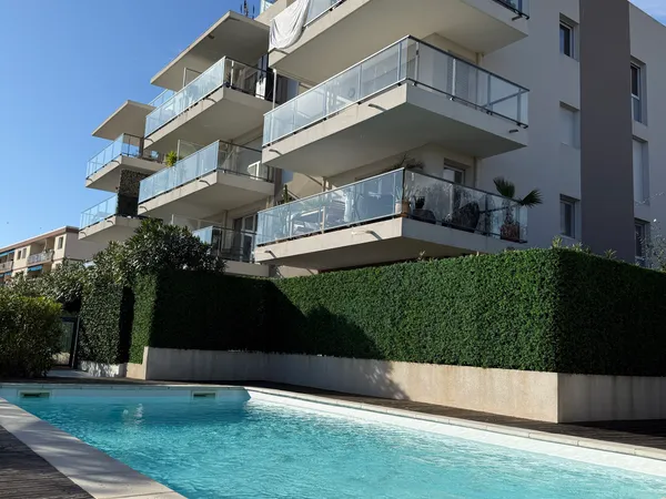 Loue T2 - Antibes - Vue mer 