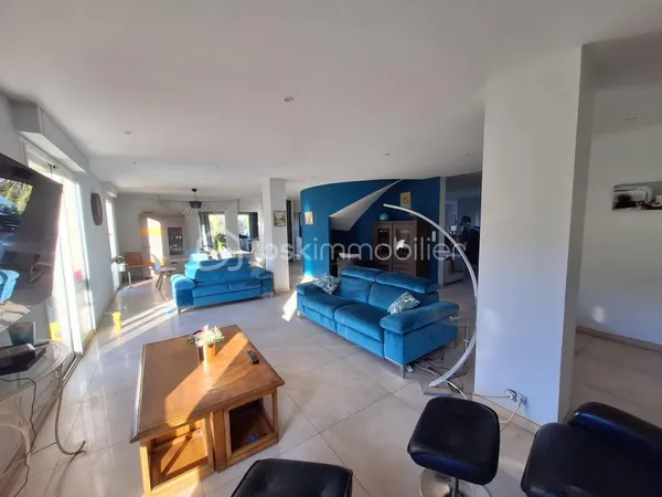 Superbe demeure type maison de maitre sur un vaste terrain avec tous commerces accessibles a pieds 