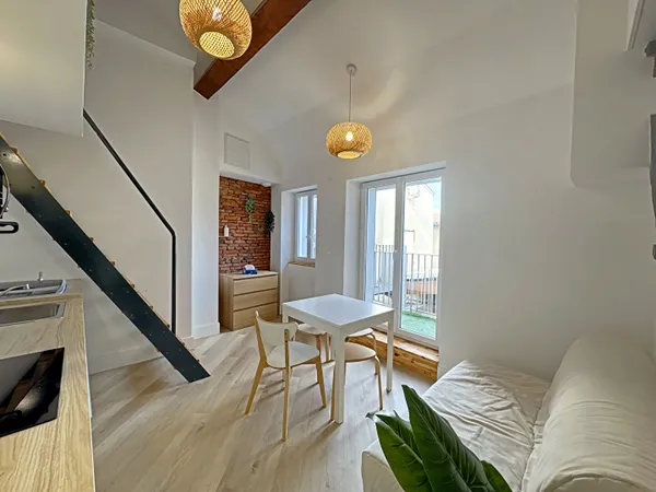 TOULOUSE - CAPITOLE - T1 BIS meublé avec espace nuit en mezzanine - balcon et ascenseur 