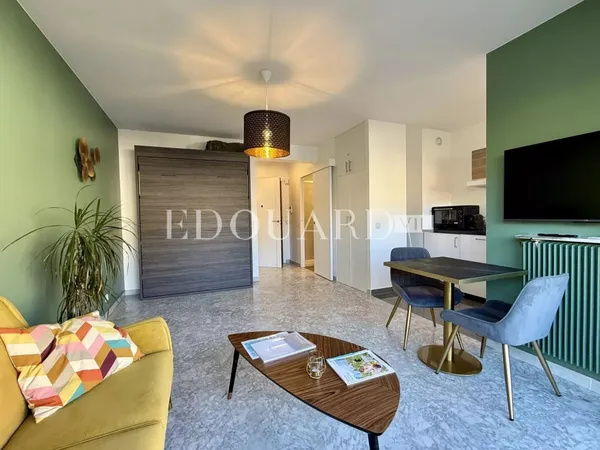 En plein centre de Menton, à vendre studio entièrement rénové avec joli balcon exposé Sud-Est 