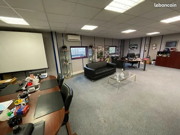 Local d'activité 887 m² 