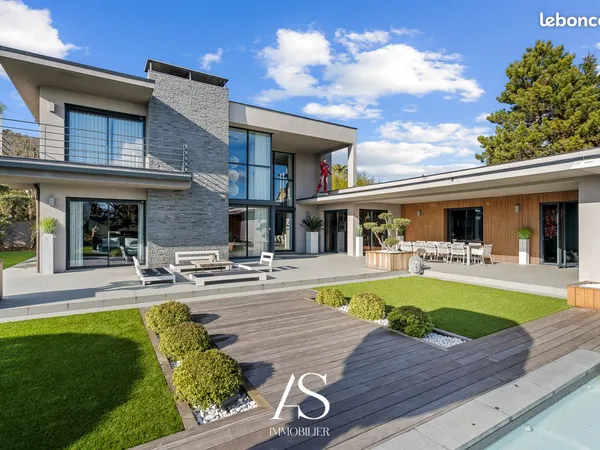 Maison 9 pièces 375 m² 
