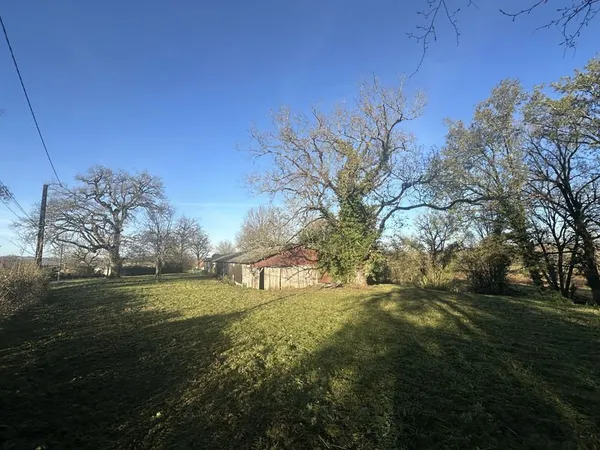 Terrain de 3 994 m2 dont partie constructible Mayrinhac-Le 