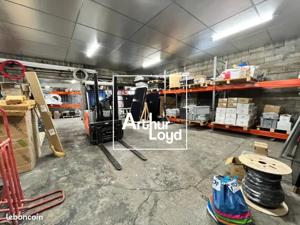 Local industriel 2 100 m² 