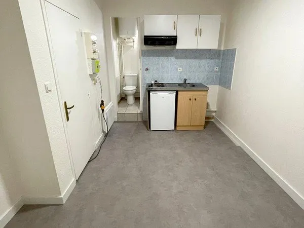 F1 AVEC KITCHENETTE EQUIPEE - PLACE DE JAUDE 