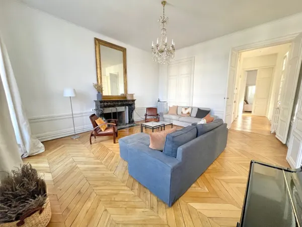 ANGERS, FOCH - BEL APPARTEMENT STYLE HAUSSMANNIEN AVEC CAVES ET 