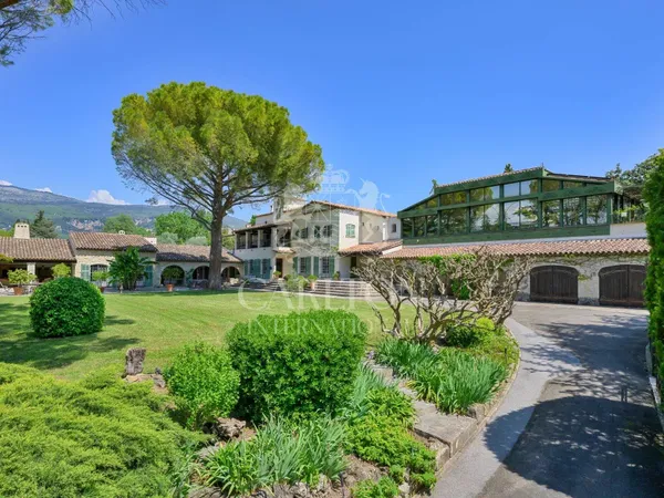 Grasse - Magnifique propriété de charme avec piscine intérieure et tennis privé 