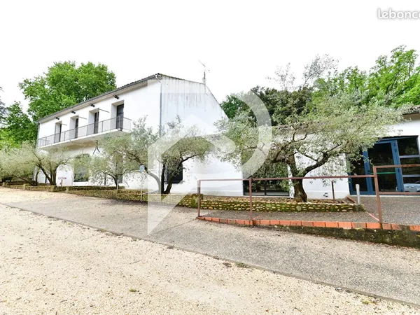 Local commercial 688 m² NIMES 