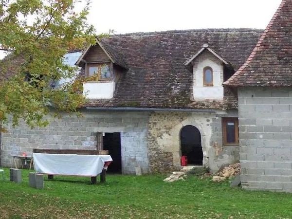 Ancienne grange en pierre à rénover - Rénovation complète - Toiture et maconnerie à reprendre - 