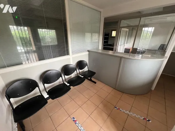 Local d'activités 153 m² 
