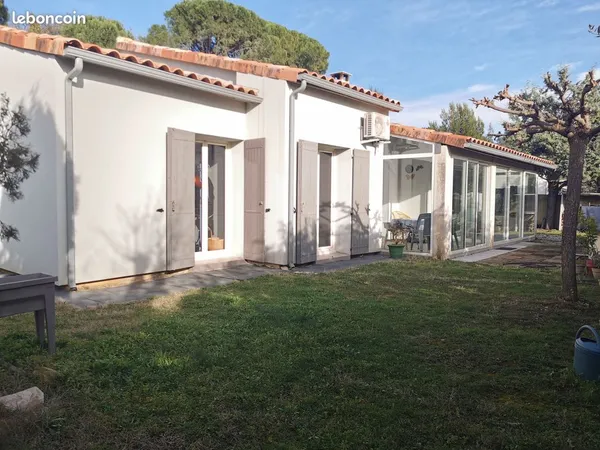 Jolie villa plain pied avec piscine, garage et vue + studio indpt 