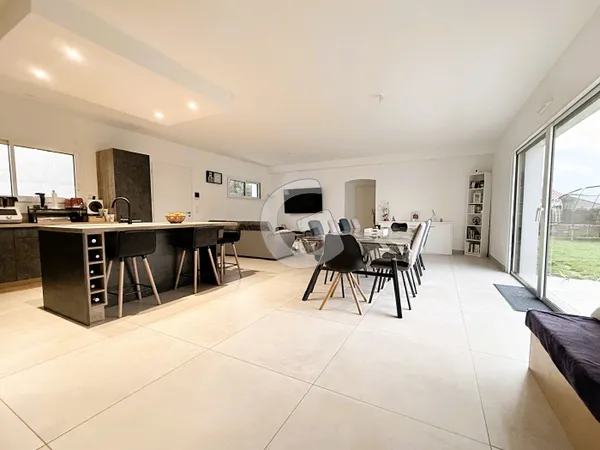 MAISON - 6 PIECES - 134 m2 - A VENDRE - SAINT AVAUGOURD DES LANDES 