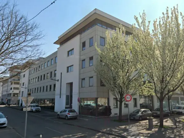 LOCAL COMMERCIAL A VENDRE OU A LOUER 