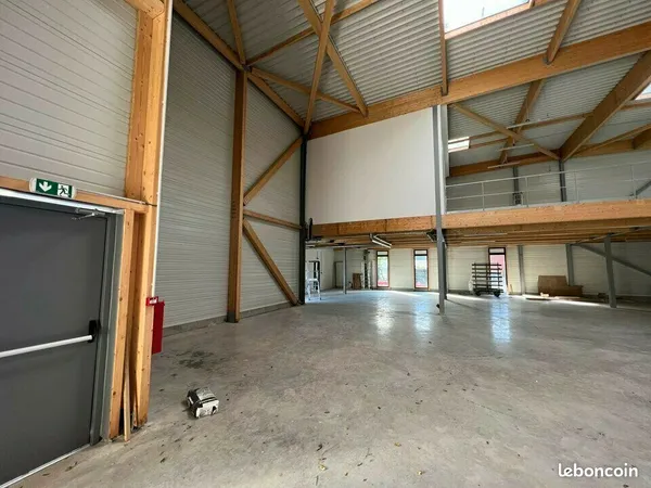 Local d'activité 869 m² 