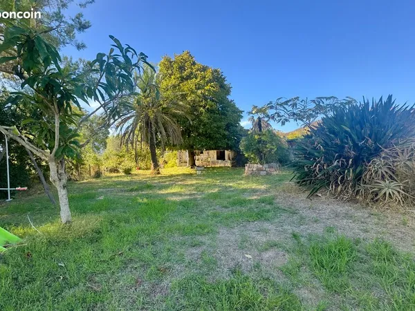 Maison sur deux niveaux - Terrain plat de 1 400 m² - Vue dégagée sur le Mont Gozzi 
