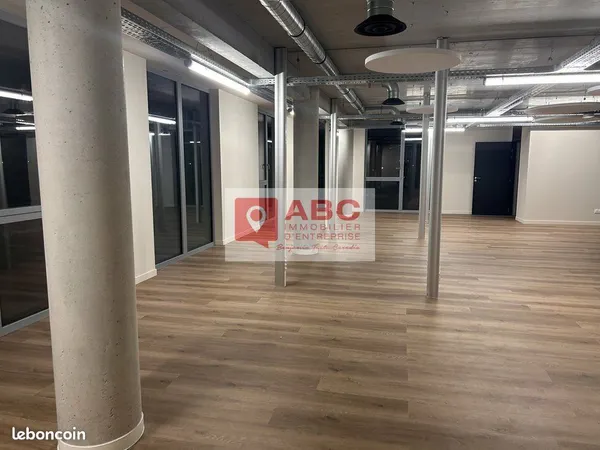 Bureaux 381 m² 