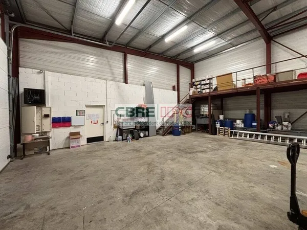 Local d'activité 216 m² 