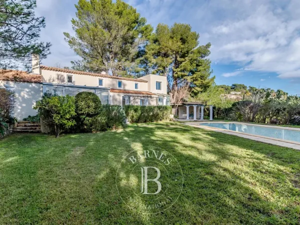 MOUGINS - VILLA EN POSITION DOMINANTE - AU CALME 