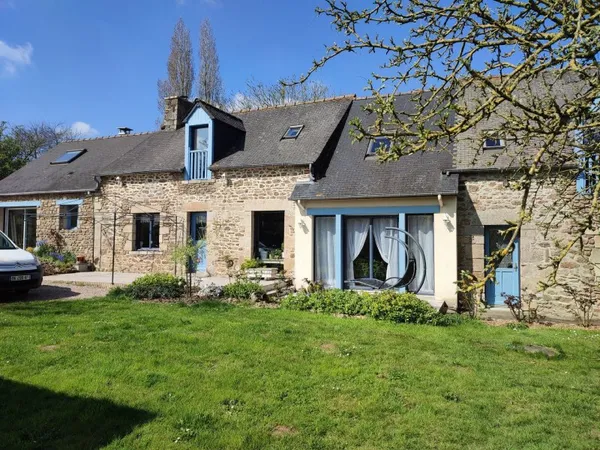 A VENDRE - SOQUET IMMOBILIER - CORSEUL - LONGERE RÉNOVÉE