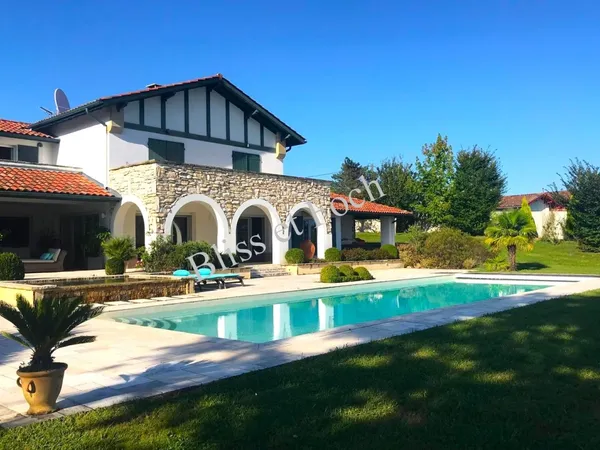 ARCANGUES - GOLF SUPERBE VILLA RÉCENTE AVEC VUE DÉGAGÉE SUR LES MONTAGNES 