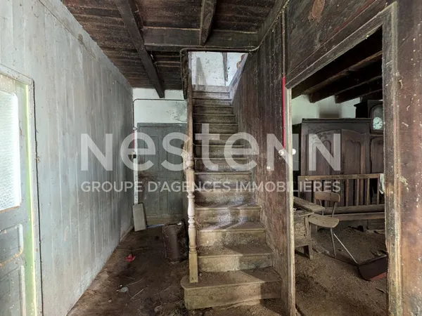 Maison à rénover de 93 m² avec 1 hangar et 1 garage et 6 hectares de terrain 