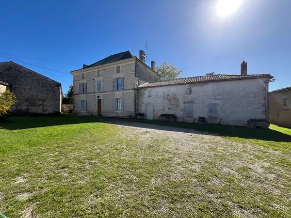 Maison charentaise 10 pièces 248 m² 