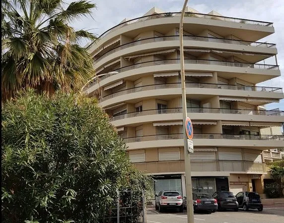 LOCATION PARKING INTÉRIEUR - CANNES Rond pt Duboys d'Angers - 1er sous sol 
