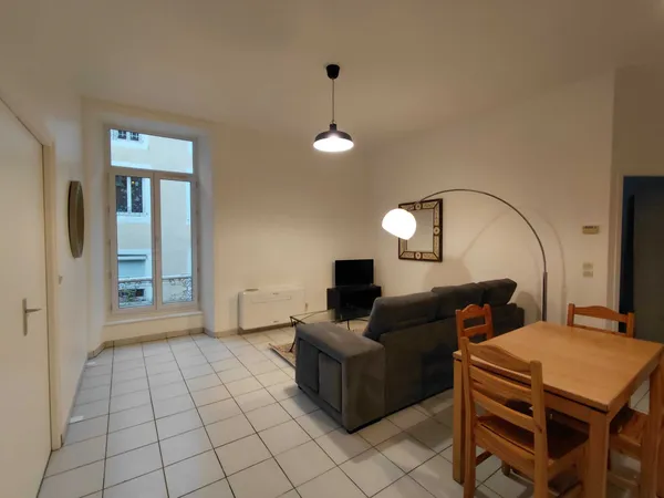 APPARTEMENT T3 REFAIT A NEUF ET MEUBLE AU CENTRE DE TOURNON 