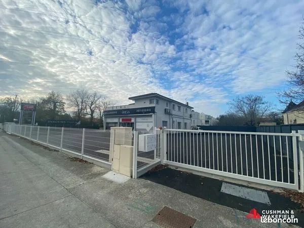 Local commercial 273 m² 
