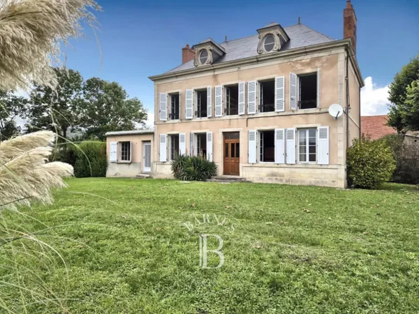 Maison de Maître, cour intérieure, dépendances, proche Aigueper 