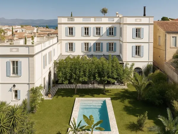 A Vendre : Co-Exclusivité - Villa Iconique Littoral Varois Plage, port et village à pieds 